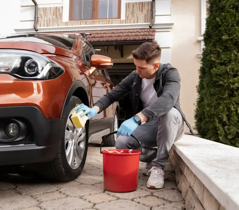 Lavage auto à domicile Grand-Couronne : professionnel intervenant sur un véhicule